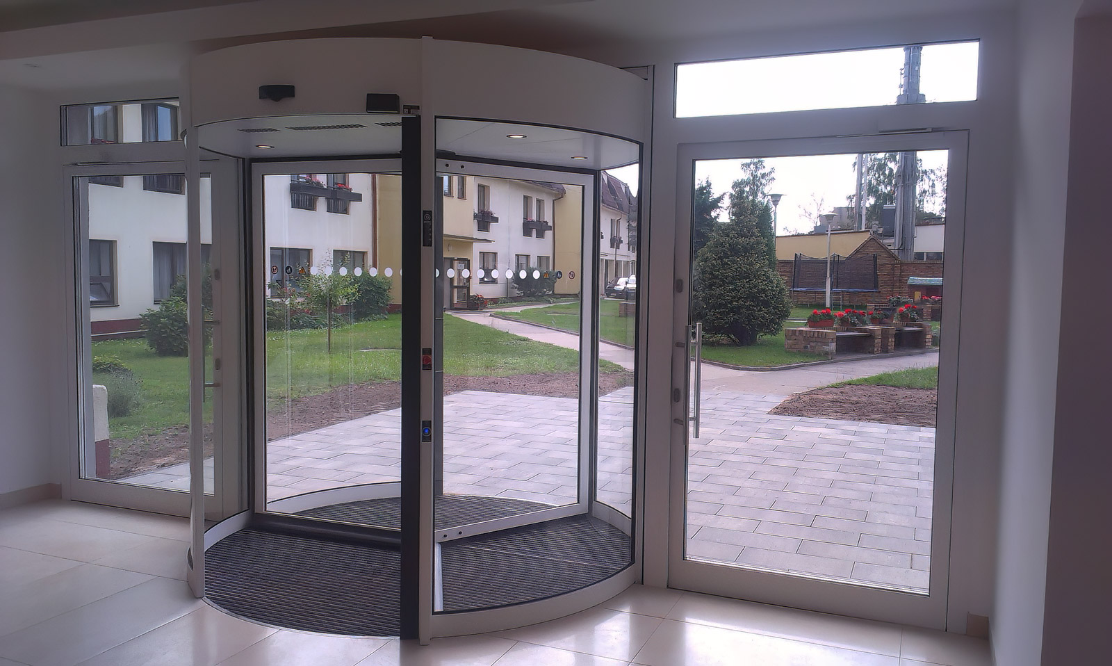 Drzwi obrotowe — centrum handlowe