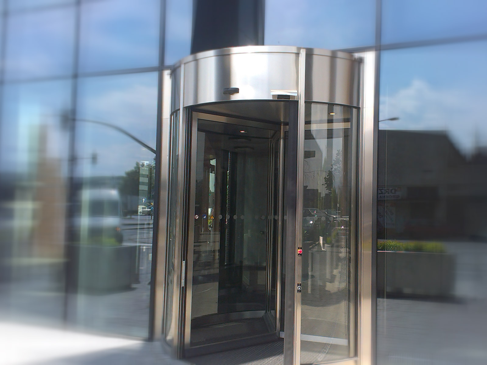 Drzwi obrotowe — centrum handlowe